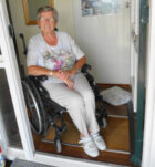 Tante Jo Post heet ons welkom in haar rolstoel.